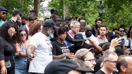 Assa Traoré, sœur d'Adama Traoré, s'exprime devant la presse, place de la République, à Paris, le 8 juillet 2023. (VALERIE DUBOIS / HANS LUCAS / AFP)