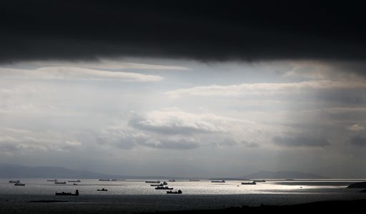 Cargos navigant au large du Pirée, le port d'Athènes, le 5 mars 2015. Au-dessus d'eux, des nuages d'orage. Un symbole de la situation dans le pays? ( REUTERS - Alkis Konstantinidis)