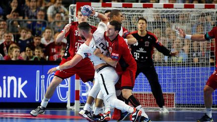 Luka Karabatic (PSG) face au mur hongrois de Veszprem  (INA FASSBENDER / AFP)