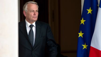 Le Premier ministre, Jean-Marc Ayrault, quitte le palais de l'Elys&eacute;e (Paris), le 5 juin 2012. (BERTRAND LANGLOIS / AFP)