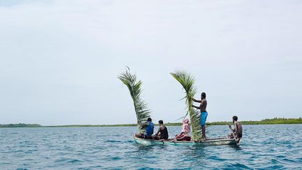 est née à New York en 1968, mais a vécu en Argentine jusqu’à l’âge de 35 ans. Elle a travaillé sur le thème «Iles, mer et nourriture» à l'Expo Milan 2015 (Voir son reportage). «Petites, lointaines, différentes les unes des autres, caractérisées par des cultures, des économies et des niveaux de développement spécifiques, les îles parsèment le Pacifique, l’océan Indien occidental et la région des Caraïbes. Leur condition insulaire ne les protège pas pour autant des enjeux mondiaux que tous les pays sont amenés à affronter. L’augmentation des inondations côtières, la salinité du sol, l’érosion, l’évolution des précipitations peuvent contaminer et réduire les surfaces agricoles productives, influer sur les activités artisanales et halieutiques et fragiliser la sécurité alimentaire de ces lieux précieux.»



 (Alessandra Sanguinetti/La Gacilly)