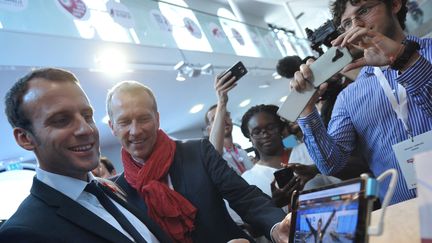 Emmanuel Macron, alors ministre de l'Economie, en visite à Laval (Mayenne), le 25 juillet 2016. (JEAN-FRANCOIS MONIER / AFP)