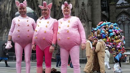 &nbsp; ("3 petits cochons": Rudi et ses amis, venus du sud de l'Allemagne, pour le carnaval de Cologne © Sébastien Baer / Radio France)