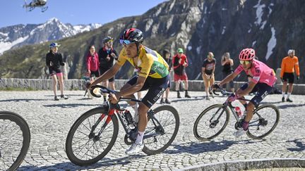 RIchard Carapaz (Ineos Grenadiers) durant la 8e étape du Tour de Suisse et la montée&nbsp;du&nbsp;Saint-Gothard, devant Rigoberto Uran, son dauphin, le 13 juin 2021 (GIAN EHRENZELLER/EPA/NEWSCOM/MAXPPP)