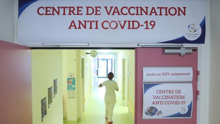 Une infirmière circule dans le centre de vaccination installé au sein de la clinique Saint-Luc à Schirmeck dans le&nbsp;Bas-Rhin.&nbsp; (JEAN-MARC LOOS / MAXPPP)