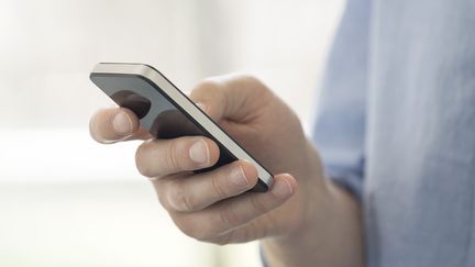 Un maître-chien, employé par une société de gardiennage sur un campus universitaire à Reims (Marne), affirme avoir appris sa mise à pied en vue de son licenciement par SMS. (ERIC AUDRAS / ALTOPRESS / AFP)