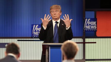 Donald Trump, favori de la primaire républicaine, exhibe ses mains lors d'un débat entre les candidats à Detroit (Michigan, Etats-Unis), le 3 mars 2016. (REBECCA COOK / REUTERS)