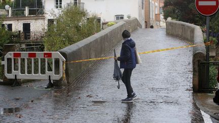 Une femme marche dans une rue inondée de Roquebrune (Var), le 29 octobre 2018. (MAXPPP)