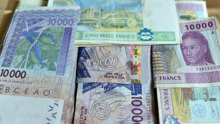 Coupures de billets&nbsp;de 10 000 et de 5000 francs CFA émises par la Banque centrale de l'Afrique centrale et la Banque centrale de l'Afrique de l'Ouest.&nbsp; (ISSOUF SANOGO / AFP)