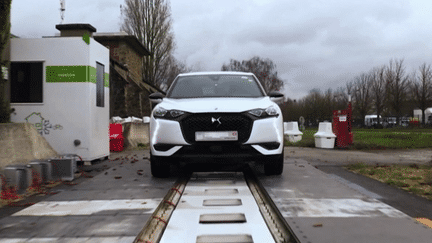 Les propriétaires de véhicules électriques doivent s'arrêter aux bornes de recharge mais une innovation testée en région parisienne permet à un véhicule de se charger en roulant grâce à des bobines.