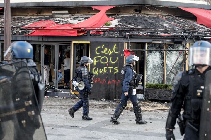 La façade incendiée de la brasserie Le Fouquet's, sur les Champs-Elysées à Paris, le 16 mars 2019.&nbsp; (GEOFFROY VAN DER HASSELT / AFP)