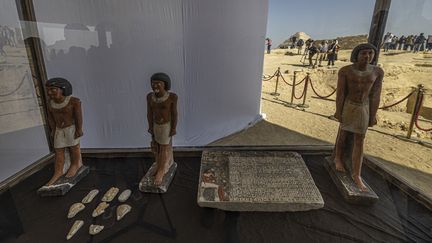 Quatre tombes et une momie datant d'il y a plus de 4 000 ans ont été découvertes dans la nécropole de Saqqara au sud du Caire. (KHALED DESOUKI / AFP)