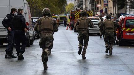 Des militaires et la BRI ont été mobilisés après l'attaque dans le 11e arrondissement de Paris.&nbsp; (ALAIN JOCARD / AFP)