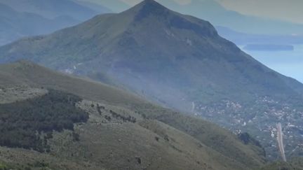 Les autorités italiennes quadrillent toujours les falaises de Policastro pour retrouver le Français Simon Gautier, disparu depuis une semaine lors d'une randonnée en solitaire. (FRANCE 2)