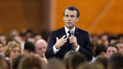Emmanuel Macron lors d'une renconte pour le grand débat à Etang-sur-Arroux (Saône-et-Loire) le 7 février 2019. (EMMANUEL FOUDROT / POOL / REUTERS POOL)