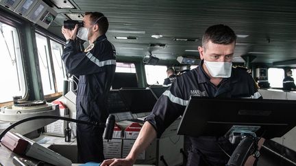 Des membres de l'équipage du porte-avion français "Charles-de-Gaulle", le 8 avril 2020.&nbsp; (ETAT-MAJOR DES ARMEES / MARINE NATIONALE)