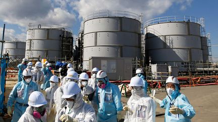 &nbsp; (Des journalistes, en combinaisons de protection, visitent la centrale nucléaire de Fukushima Daiichi, exploitée par TEPCO, cinq ans après l'accident nucléaire qui a eu lieu le 11 mars 2011 © Maxppp)