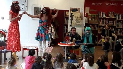 Séance de lecture de contes on-genrés par des Drag-Queens à la bibliothèque Louise Michel à Paris, 20e
