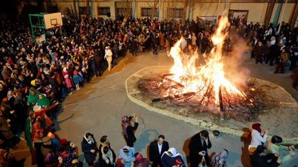 Les zoroastriens iraniens autour du feu pour célébrer le festival annuel de Sadeh, le 30 janvier 2015. (Atta Kenare/AFP)