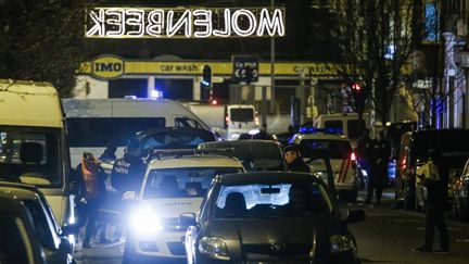 Des policiers mènent une perquisition dans le cadre de l'enquête sur les attentats de Paris, à&nbsp;Molenbeek-Saint-Jean (Belgique), le 30 décembre 2015. (THIERRY ROGE / BELGA MAG / AFP)