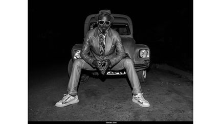 L'artiste autodidacte ivoirien Fototala King Massassy, qui vit aujourd'hui au Mali, a plusieurs cordes à son arc. D'abord musicien de rap, puis comédien, il est aujourd'hui photographe. "J’aime beaucoup faire les photos en noir et blanc, parce que j’estime que c’est ce qui permet d’aller vers l’essentiel, c’est-à-dire l’esthétique, le graphique. Avec le noir et blanc, on va vers l’âme du sujet, l’âme des gens", expliquait-il aux Rencontres de Bamako en 2017.&nbsp; (Fototala King Massassy)