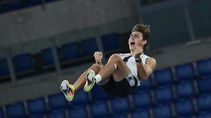 Le Suédois Armand Duplantis, laisse exploser sa joie en ayant passé une barre à 6.15m en extérieur (ANDREAS SOLARO / AFP)