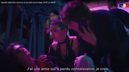 "Appeler direct les secours si ton pote est en bad, C'EST LA BASE". (CAPTURE D'ECRAN YOUTUBE de Sécurité Publique France)