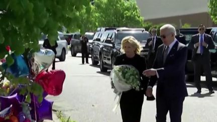 Joe Biden a rendu hommage aux victimes de la tuerie raciste de Buffalo, mardi 17 mai. Il a dénoncé une banalisation de l’idéologie suprémaciste.&nbsp; (franceinfo)