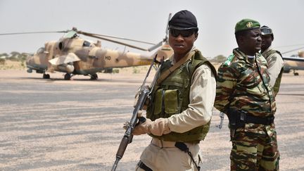 Soldats de l'armée du Niger sur le tarmac de la base de Diffa, dans le sud-est du pays, le 16 juin 2016. C'est de cette base que partent la plupart des missions pour contenir les attaques du groupe islamiste Boko Haram.&nbsp; (ISSOUF SANOGO / AFP)