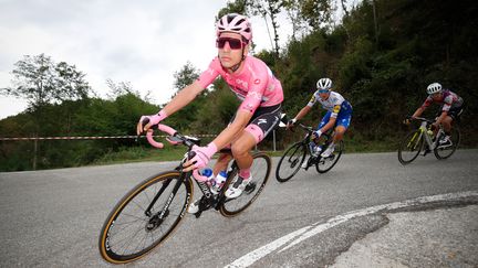 Joao Almeida, porteur du maillot rose. (LUCA BETTINI / AFP)