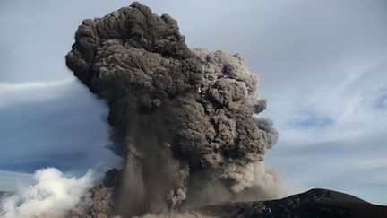 &nbsp; (En 2010, l'éruption du volcan Eyjafjallajökull avait paralysé le ciel européen © Martin Rietze/GUZELIAN/SIPA)