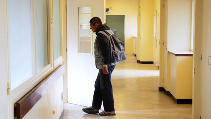 Un homme, ancien sans-abri, hébergé à l'hôpital de Maison-Blanche, à Neuilly-sur-Marne (Seine-Saint-Denis) en août 2006. Photo d'illustration (JOEL SAGET / AFP)