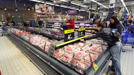 Des consommateurs au rayon viande d'un supermarché, à Toulouse, en&nbsp;mars 2013. (PASCAL PAVANI / AFP)