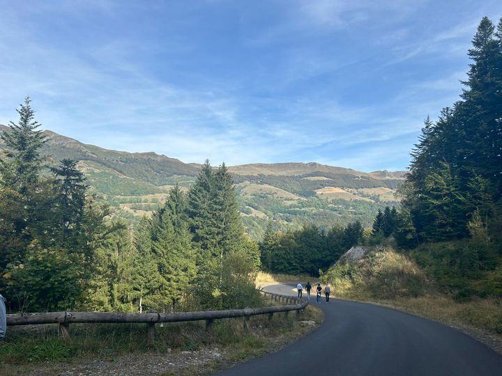 Le col de Néronne, à 50 km de l'arrivée. (FANNY LECHEVESTRIER / RADIO FRANCE)