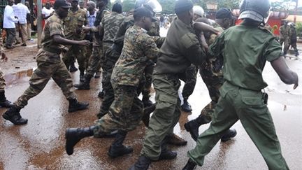 La police guinéenne arrête d'un manifestant à côté du plus grand stade de la capitale du pays, Conakry 28/10/09 (© AFP PHOTO / SEYLLOU)