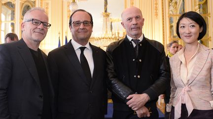 Le président Hollande entouré (à g) du délégué général du Festival de Cannes Thierry Fremaux, (à dr) du réalisateur Jacques Audiard et de la ministre de la Culture Fleur Pellerin.
 (Bertrand Guay / AFP)