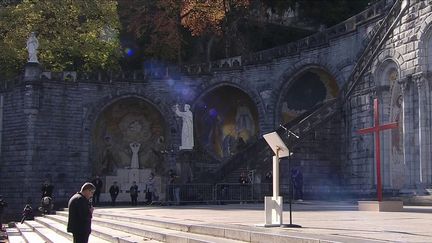 Suite au scandale suscité par le rapport Sauvé, les évêques se sont réunis à Lourdes&nbsp;(Hautes-Pyrénées) le matin du samedi 6 novembre. Ils ont publiquement reconnu la responsabilité de&nbsp;l'Église dans la&nbsp;persistance&nbsp;des actes pédocriminels par des prêtres. &nbsp; (CAPTURE ECRAN FRANCE 3)