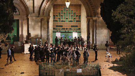 Les forces de sécurité d'Israël se déploient devant la mosqué al-Aqsa à Jérusalemen le 7 mai 2021. (AHMAD GHARABLI / AFP)