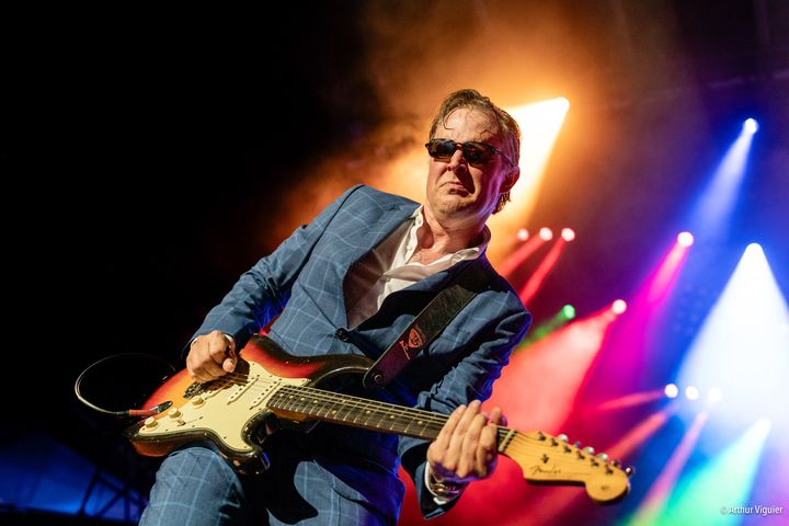 Joe Bonamassa sur la scène du théâtre antique de Vienne le 10 juillet 2023 avec une Fender Stratocaster série L du début des années 60 (Arthur Viguier)