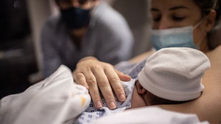 Un nouveau-né à la maternité de l'hôpital Diaconesses, à Paris, le 17 novembre 2020. (MARTIN BUREAU / AFP)