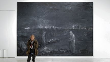 Yan Pei-Ming devant son tableau intitulé "Pandémie". Musée Unterliden de Colmar (SEBASTIEN BOZON / AFP)