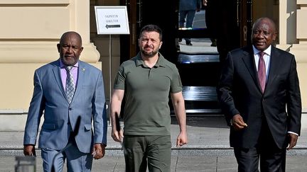 Azali Assoumani, le président des Comores, Volodymyr Zelensky le président ukrainien et Cyril Ramaphosa le président de l'Afrique du Sud, le 16 juin 2023 à Kiev. (SERGEI SUPINSKY / AFP)