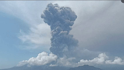 Indonésie : le volcan Laki-Laki rentre à nouveau en éruption et provoque une colonne de cendres impressionnante