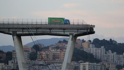 Un camion abandonné sur les vestiges du viaduc qui s'est effondré à Gênes (Italie) le 14 août 2018. (VALERY HACHE / AFP)