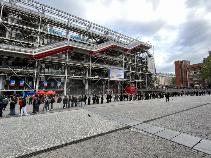 Des centaines de fans de Daft Punk attendent devant le Centre Pompidou. (MARIANNE LEROUX)