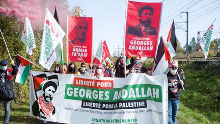 Des manifestants demandent la libération du Libanais&nbsp;Georges Ibrahim Abdallah, devant la prison de Lannemezan (Haute-Pyrénées), samedi 24 octobre 2020.&nbsp; (PATRICIA HUCHOT-BOISSIER / AFP)