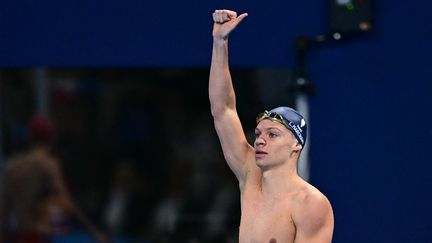 Léon Marchand après sa médaille d'or olympique sur 200 m papillon, mercredi 31 juillet. (MANAN VATSYAYANA / AFP)