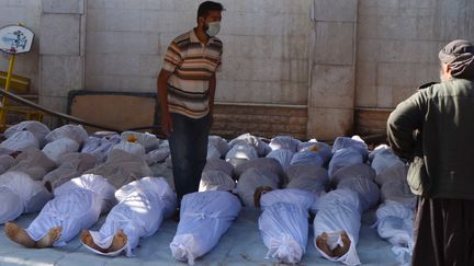 Une morgue improvis&eacute;e, pr&egrave;s de Damas (Syrie), o&ugrave; des activistes accusent les forces de Bachar Al-Assad d'avoir utilis&eacute; des armes chimiques contre la population, le 21 ao&ucirc;t 2013. (BASSAM KHABIEH / REUTERS)