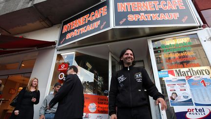 Kadir Anlayisli, l'homme qui a permis l'arrestation du d&eacute;peceur canadien pr&eacute;sum&eacute;,&nbsp;pose devant son&nbsp;cybercaf&eacute; &agrave; Berlin (Allemagne), le 4 juin 2012. (ADAM BERRY / AFP)