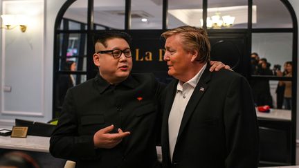 Le sosie de Kim Jong-un, Howard X, et l'imitateur de Donald Trump Russell White, donnent une conférence de presse dans un hôtel, le 25 février 2019 à Hanoï (Vietnam). (MANAN VATSYAYANA / AFP)